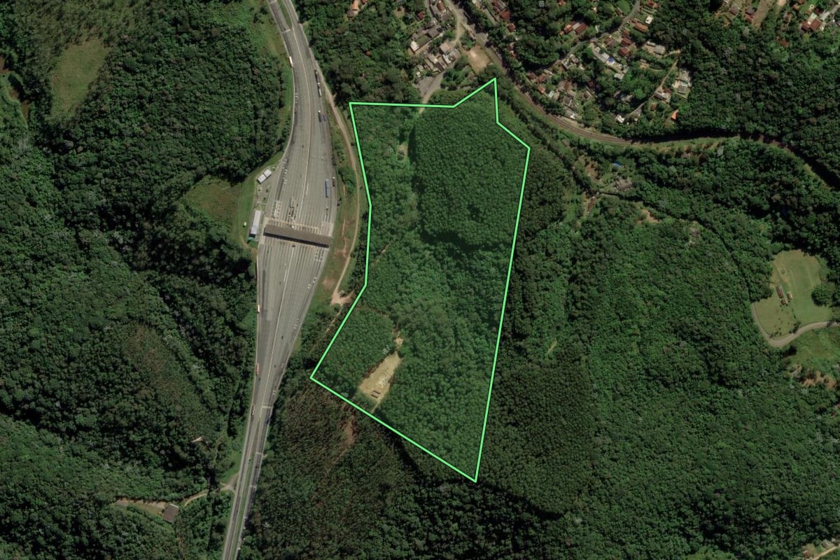 Imagem de satélite do imóvel rural em Itapecerica da Serra (SP), com o contorno declarado no CAR desenhado por cima.