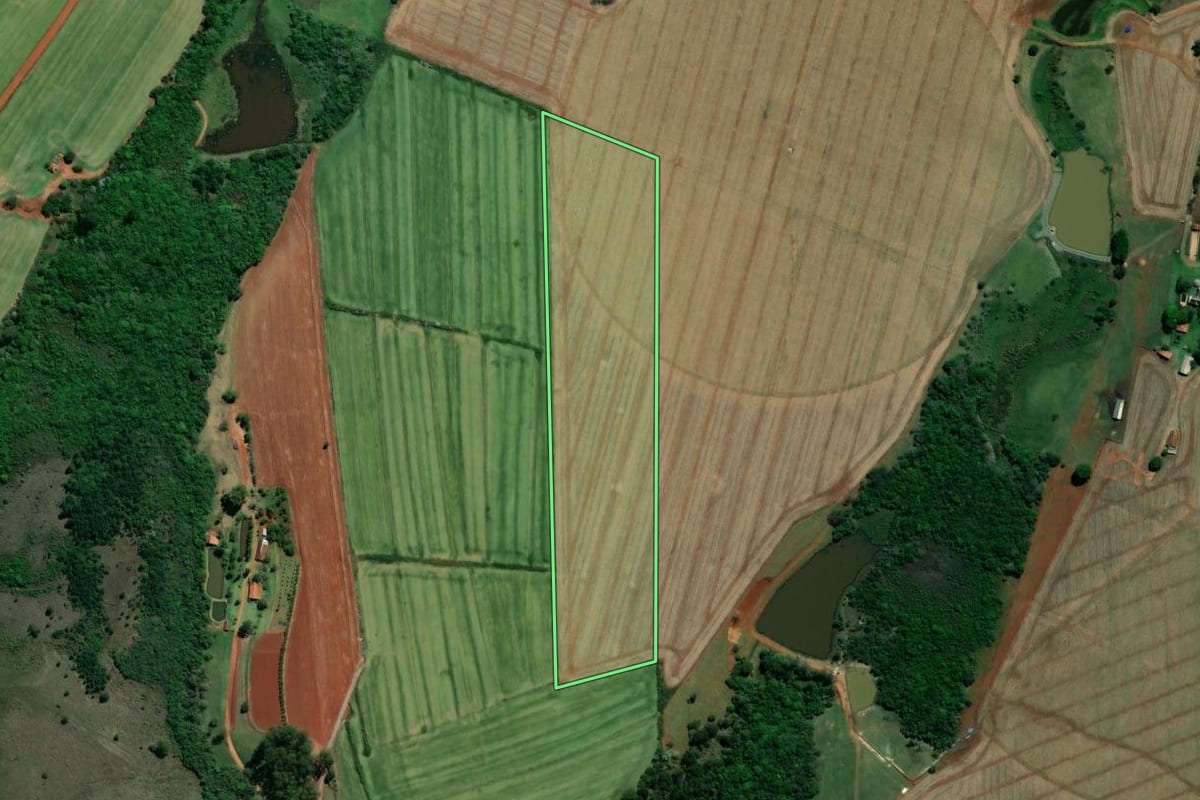 Imagem de satélite do imóvel rural em Itapetininga (SP), com o contorno declarado no CAR desenhado por cima.