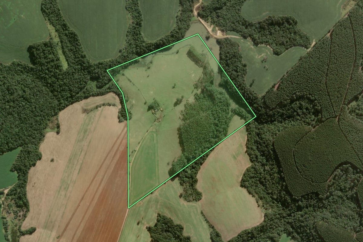 Imagem de satélite do imóvel rural em Itapetininga (SP), com o contorno declarado no CAR desenhado por cima.