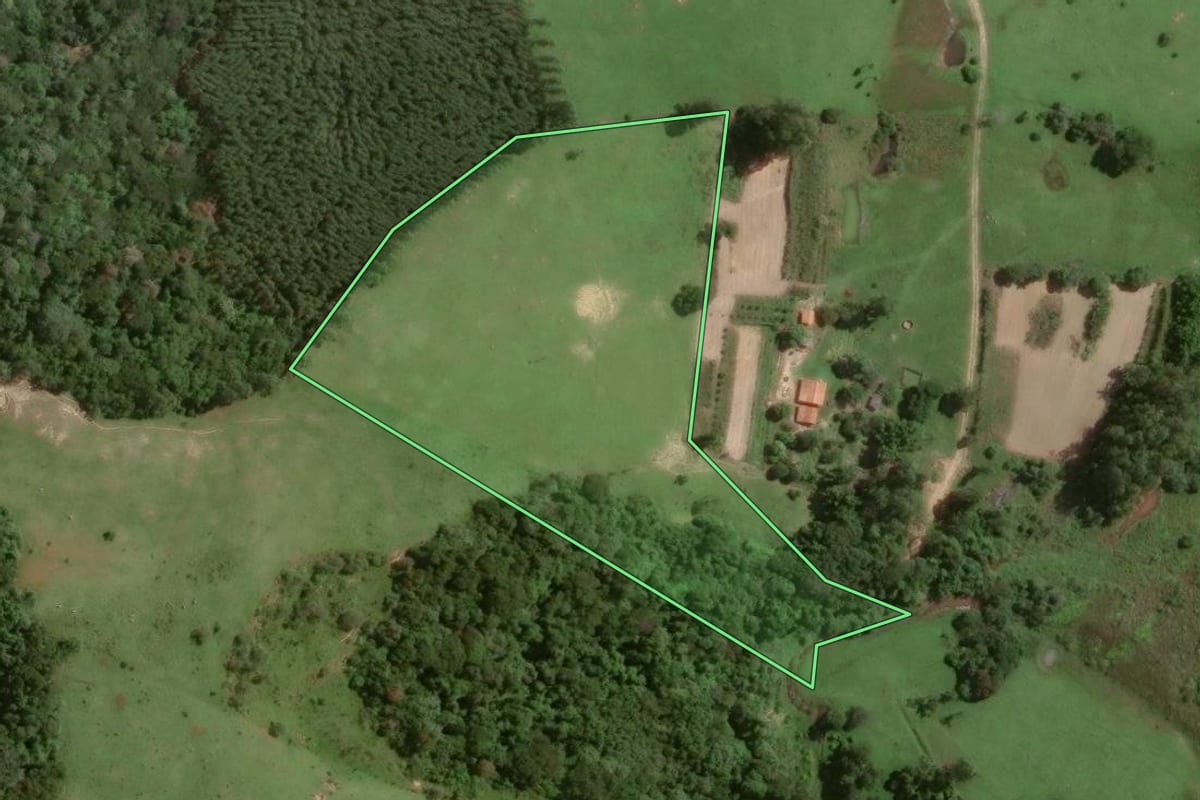 Imagem de satélite do imóvel rural em Itapetininga (SP), com o contorno declarado no CAR desenhado por cima.