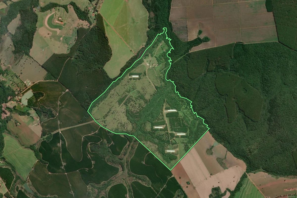 Imagem de satélite do imóvel rural em Itapetininga (SP), com o contorno declarado no CAR desenhado por cima.