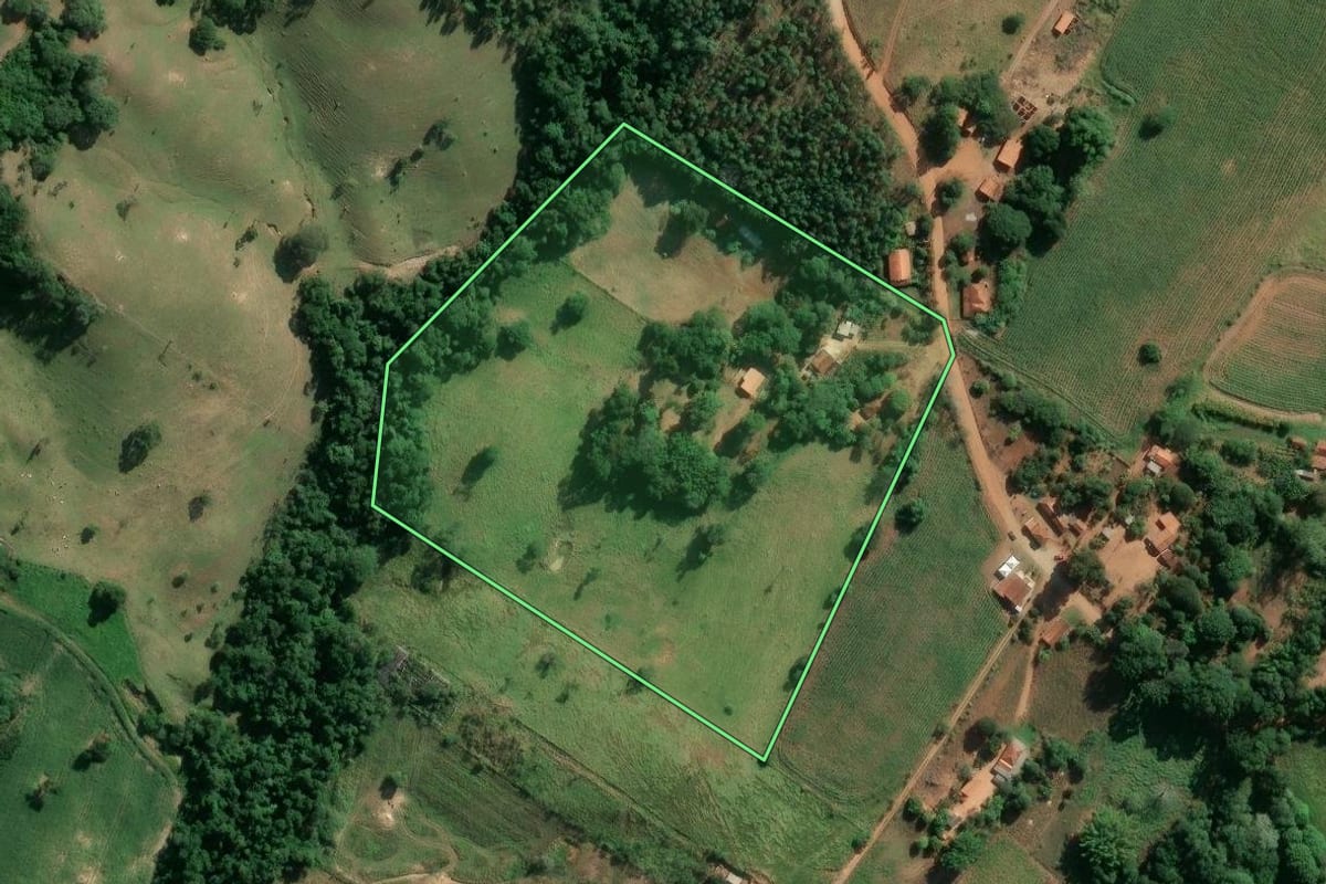 Imagem de satélite do imóvel rural em Itapetininga (SP), com o contorno declarado no CAR desenhado por cima.