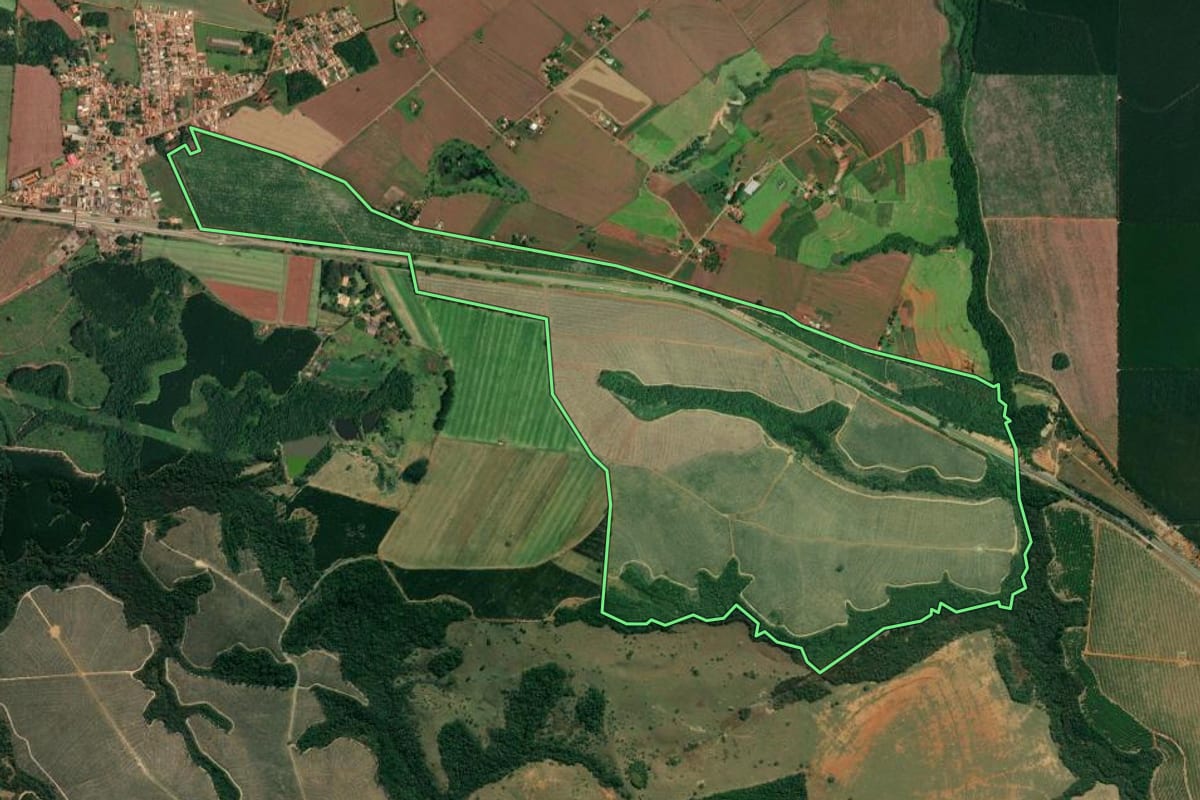 Imagem de satélite do imóvel rural em Itapetininga (SP), com o contorno declarado no CAR desenhado por cima.