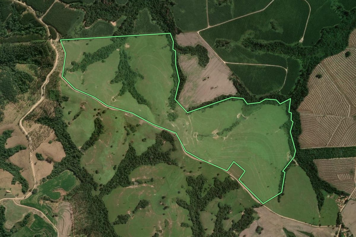Imagem de satélite do imóvel rural em Itapetininga (SP), com o contorno declarado no CAR desenhado por cima.