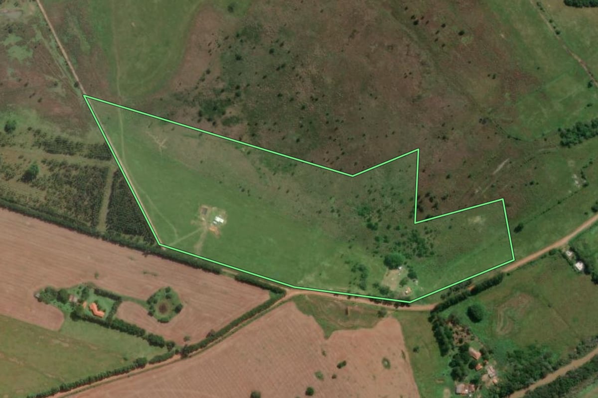 Imagem de satélite do imóvel rural em Itapetininga (SP), com o contorno declarado no CAR desenhado por cima.