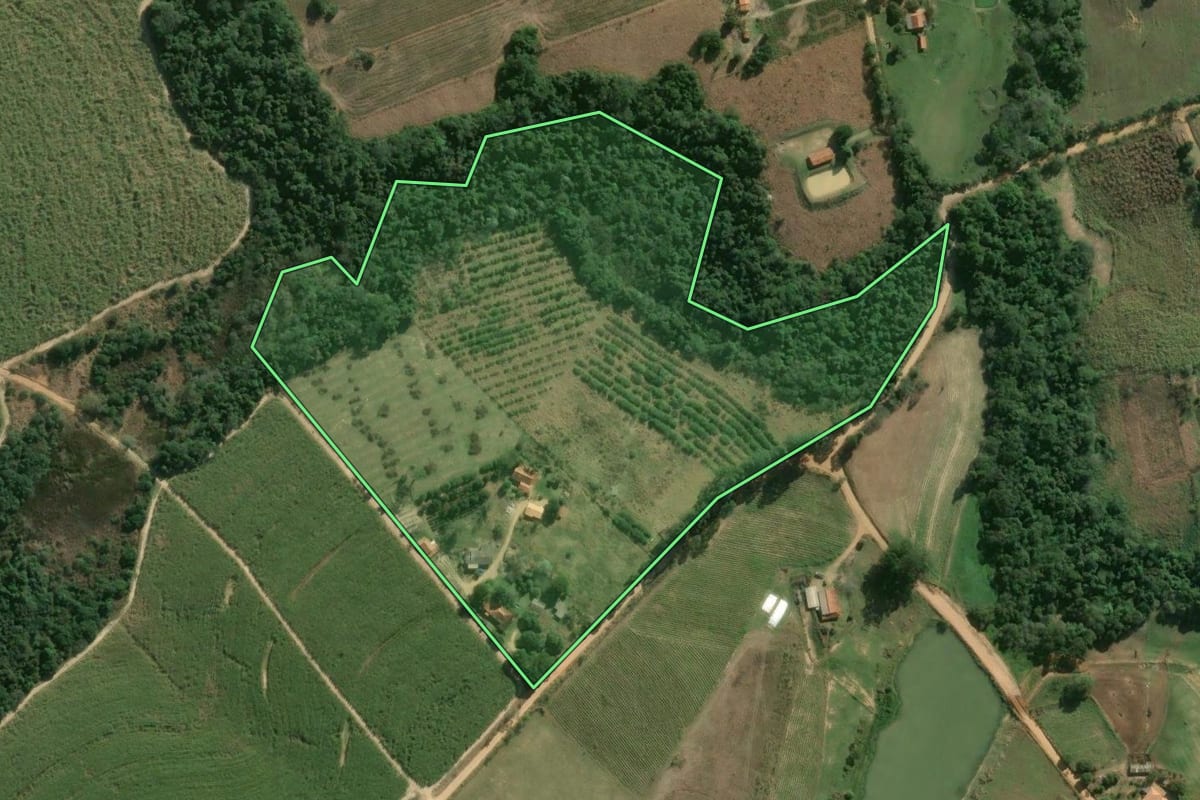 Imagem de satélite do imóvel rural em Itapetininga (SP), com o contorno declarado no CAR desenhado por cima.