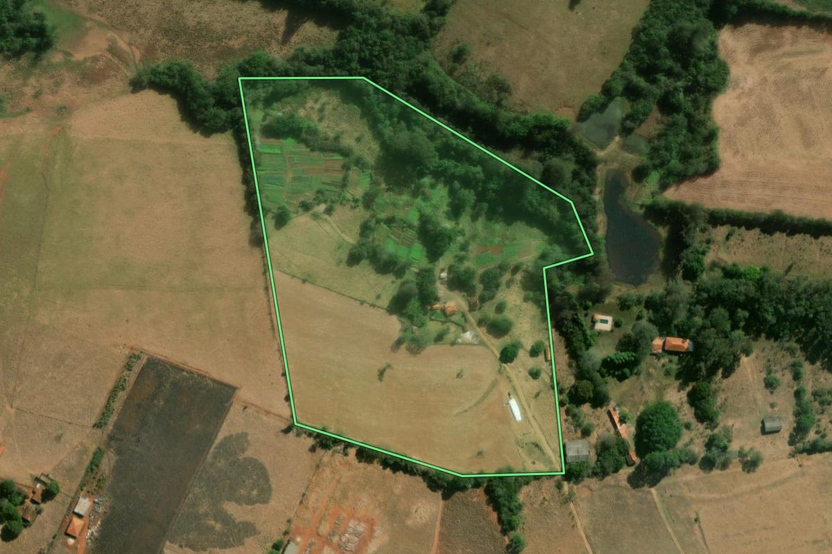 Imagem de satélite do imóvel rural em Itapetininga (SP), com o contorno declarado no CAR desenhado por cima.