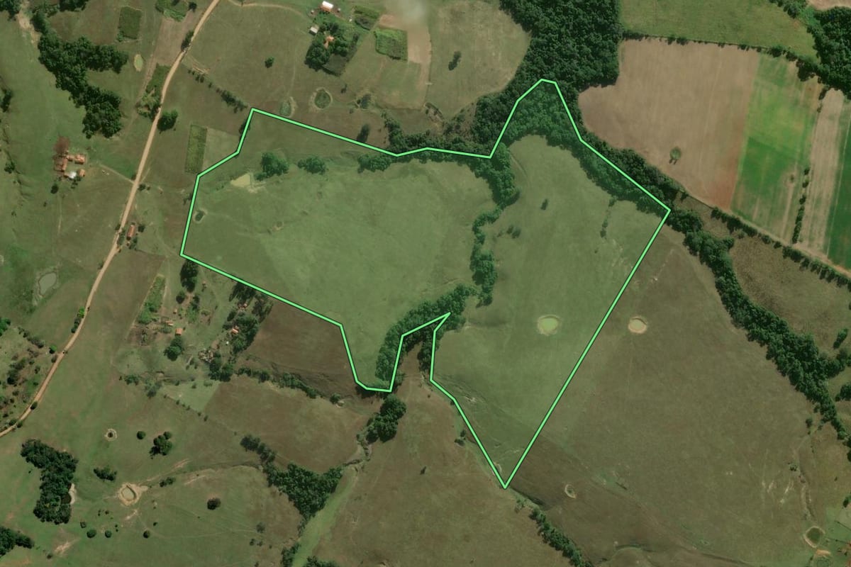 Imagem de satélite do imóvel rural em Itapetininga (SP), com o contorno declarado no CAR desenhado por cima.