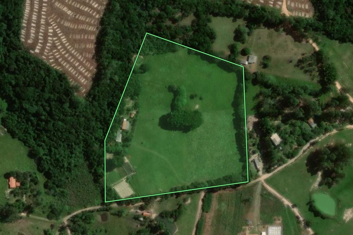 Imagem de satélite do imóvel rural em Itapetininga (SP), com o contorno declarado no CAR desenhado por cima.