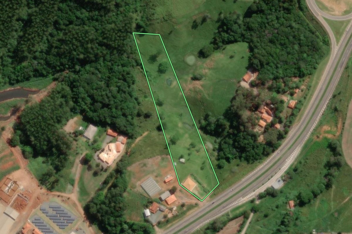 Imagem de satélite do imóvel rural em Itapetininga (SP), com o contorno declarado no CAR desenhado por cima.