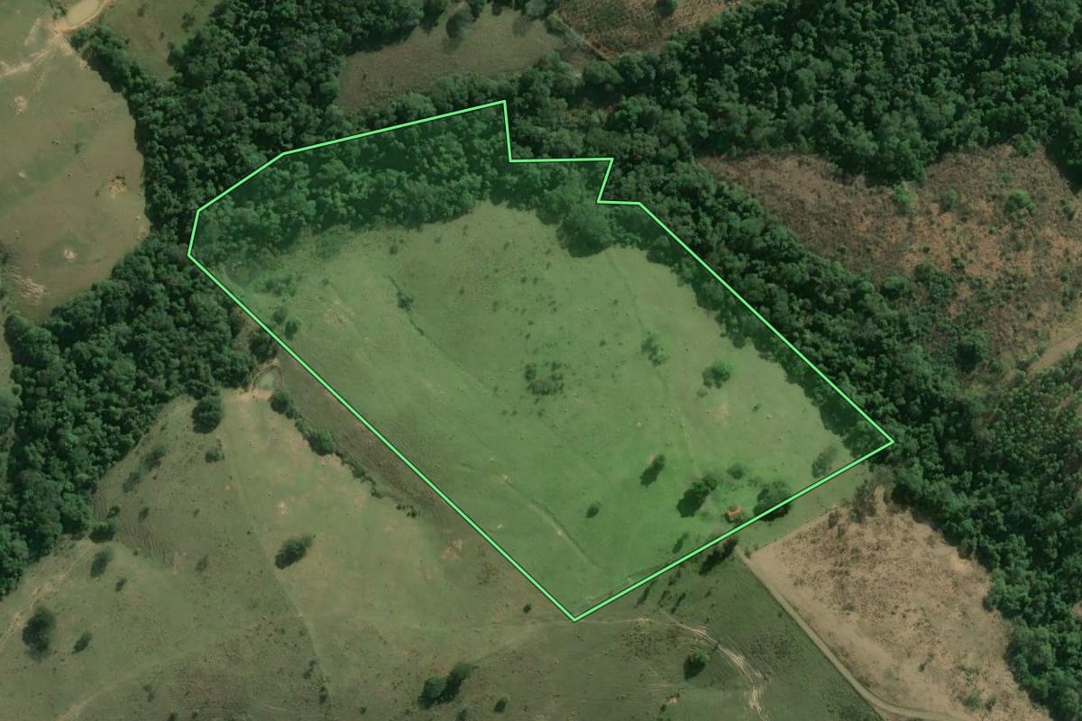 Imagem de satélite do imóvel rural em Itapetininga (SP), com o contorno declarado no CAR desenhado por cima.