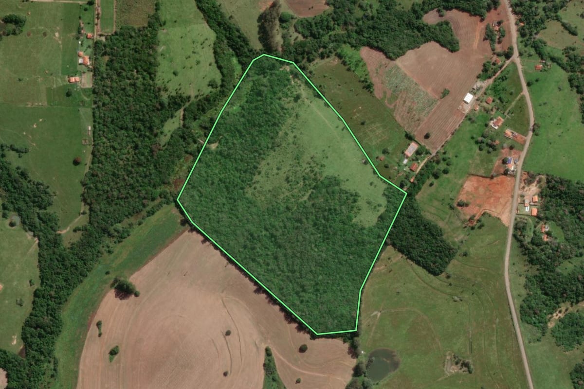 Imagem de satélite do imóvel rural em Itapetininga (SP), com o contorno declarado no CAR desenhado por cima.