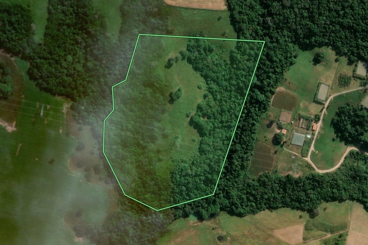 Imagem de satélite do imóvel rural em Itapetininga (SP), com o contorno declarado no CAR desenhado por cima.