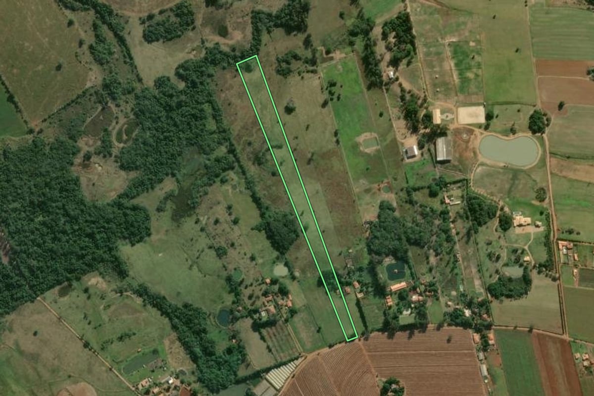 Imagem de satélite do imóvel rural em Itapetininga (SP), com o contorno declarado no CAR desenhado por cima.