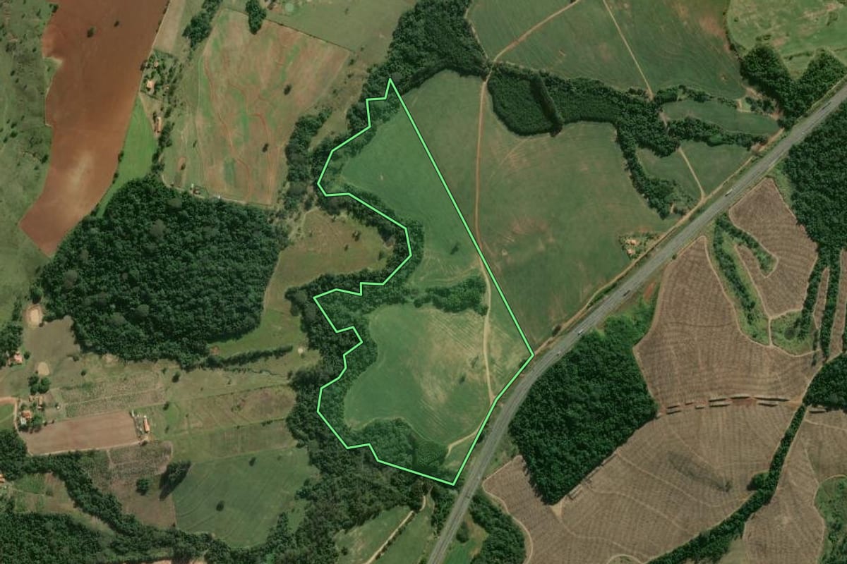 Imagem de satélite do imóvel rural em Itapetininga (SP), com o contorno declarado no CAR desenhado por cima.