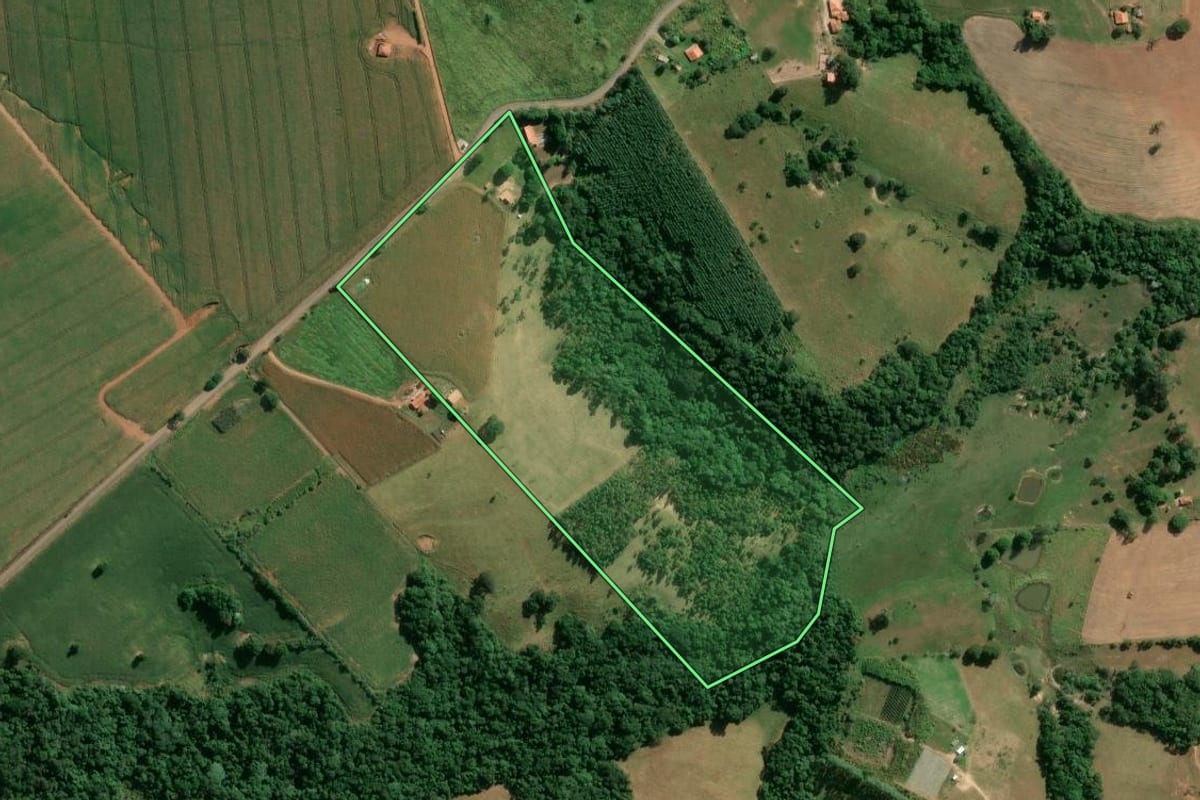 Imagem de satélite do imóvel rural em Itapetininga (SP), com o contorno declarado no CAR desenhado por cima.