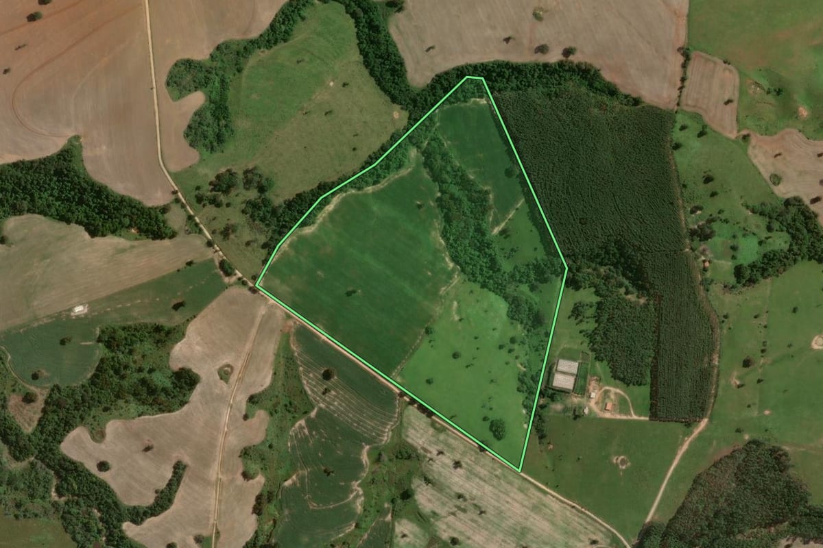 Imagem de satélite do imóvel rural em Itapetininga (SP), com o contorno declarado no CAR desenhado por cima.