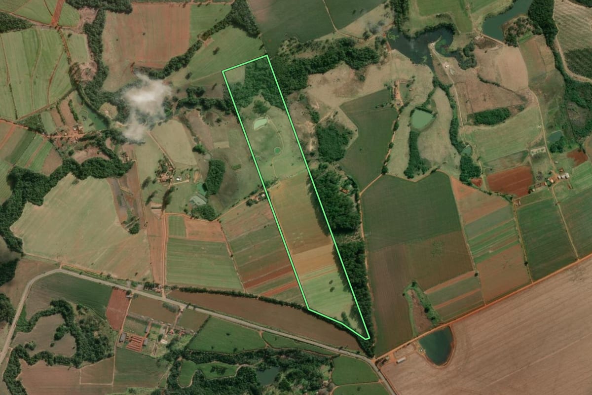 Imagem de satélite do imóvel rural em Itapetininga (SP), com o contorno declarado no CAR desenhado por cima.