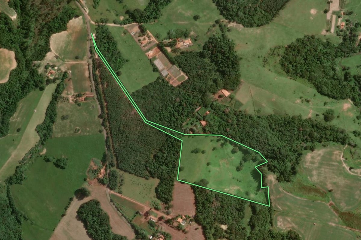 Imagem de satélite do imóvel rural em Itapetininga (SP), com o contorno declarado no CAR desenhado por cima.