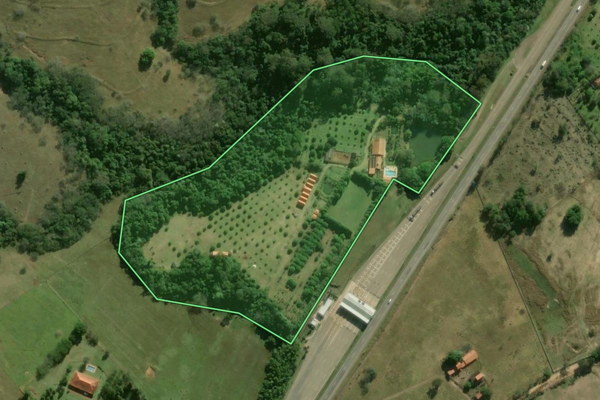 Imagem de satélite do imóvel rural em Itapetininga (SP), com o contorno declarado no CAR desenhado por cima.