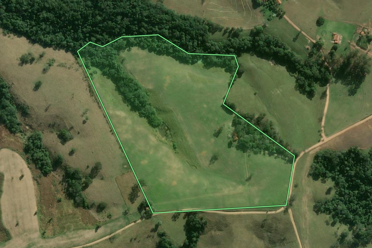 Imagem de satélite do imóvel rural em Itapetininga (SP), com o contorno declarado no CAR desenhado por cima.