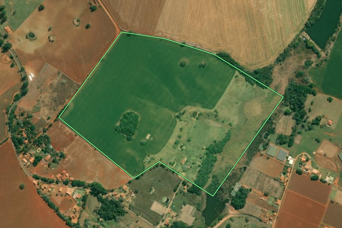 Imagem de satélite do imóvel rural em Itapetininga (SP), com o contorno declarado no CAR desenhado por cima.