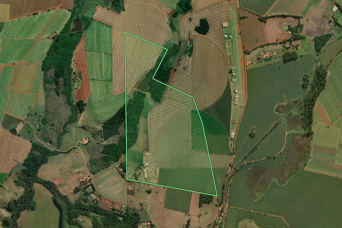 Imagem de satélite do imóvel rural em Itapetininga (SP), com o contorno declarado no CAR desenhado por cima.