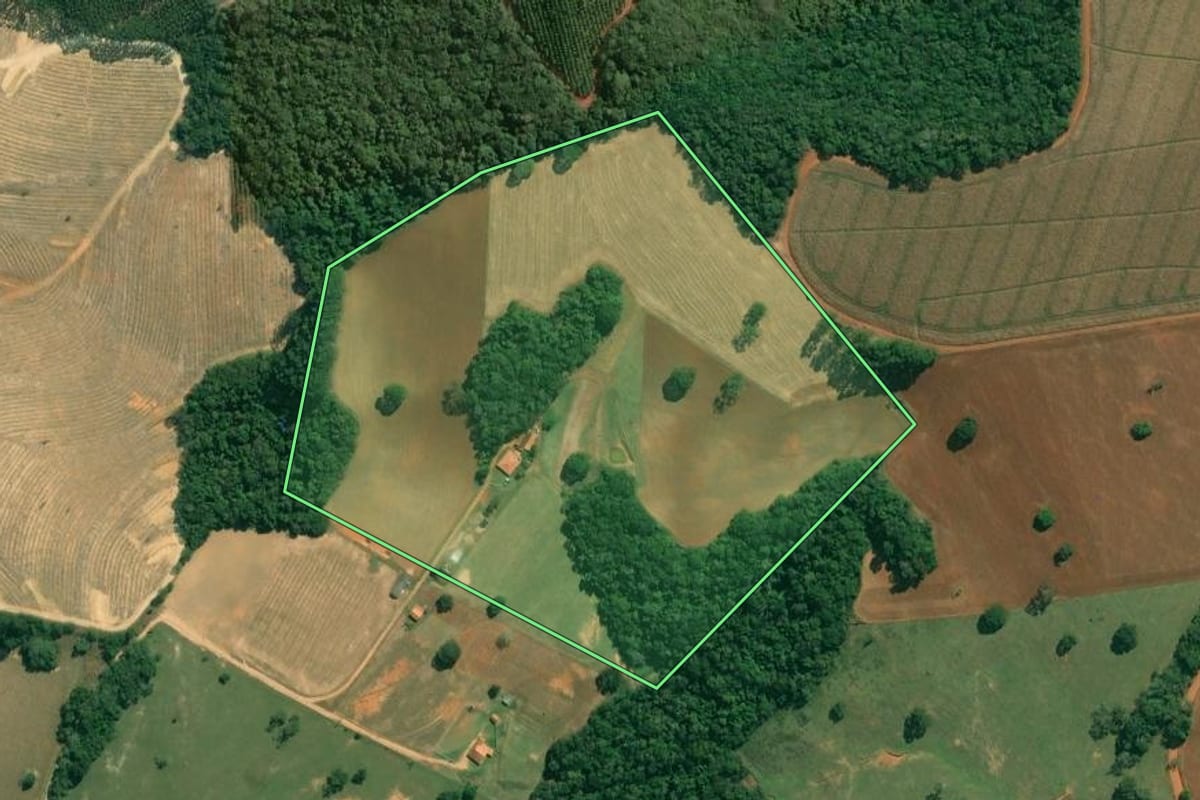 Imagem de satélite do imóvel rural em Itapetininga (SP), com o contorno declarado no CAR desenhado por cima.