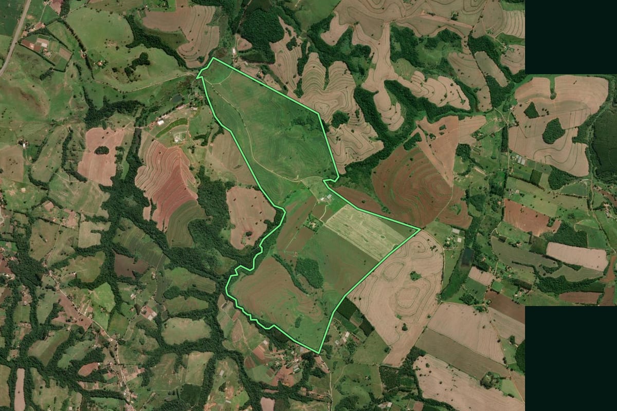 Imagem de satélite do imóvel rural em Itapetininga (SP), com o contorno declarado no CAR desenhado por cima.