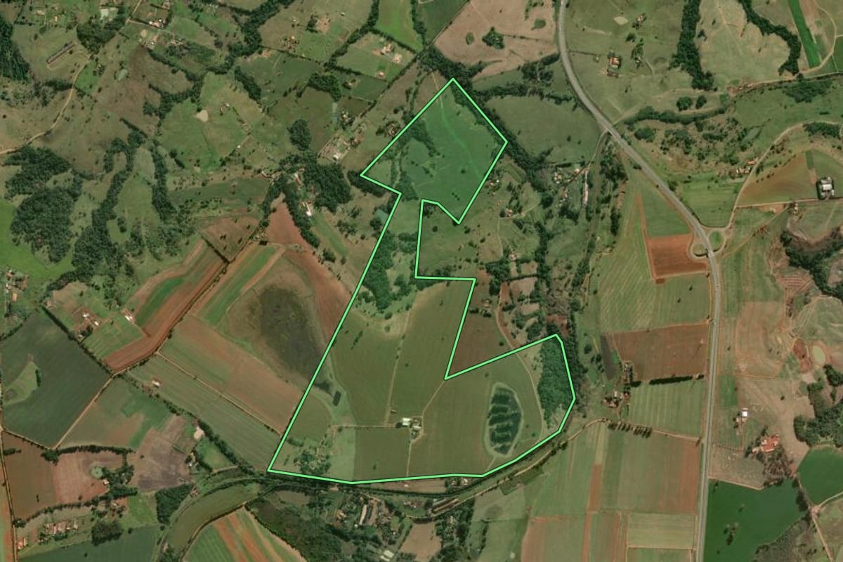 Imagem de satélite do imóvel rural em Itapetininga (SP), com o contorno declarado no CAR desenhado por cima.