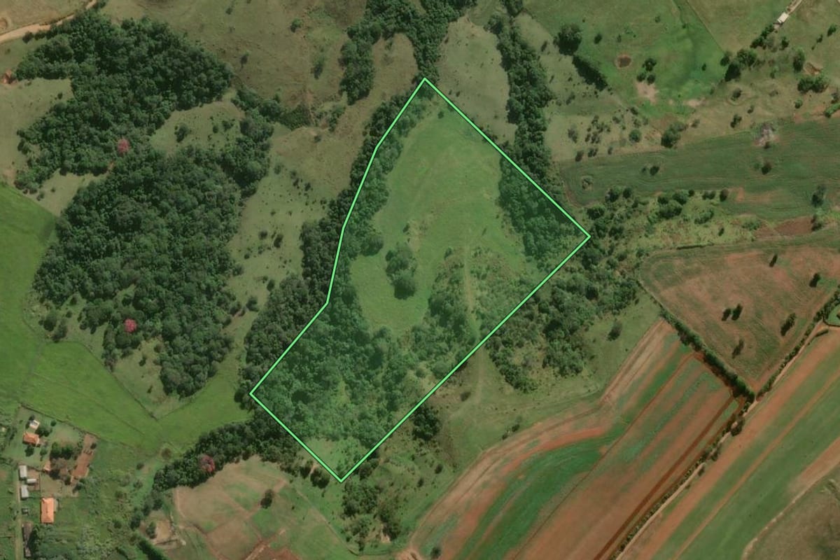 Imagem de satélite do imóvel rural em Itapetininga (SP), com o contorno declarado no CAR desenhado por cima.