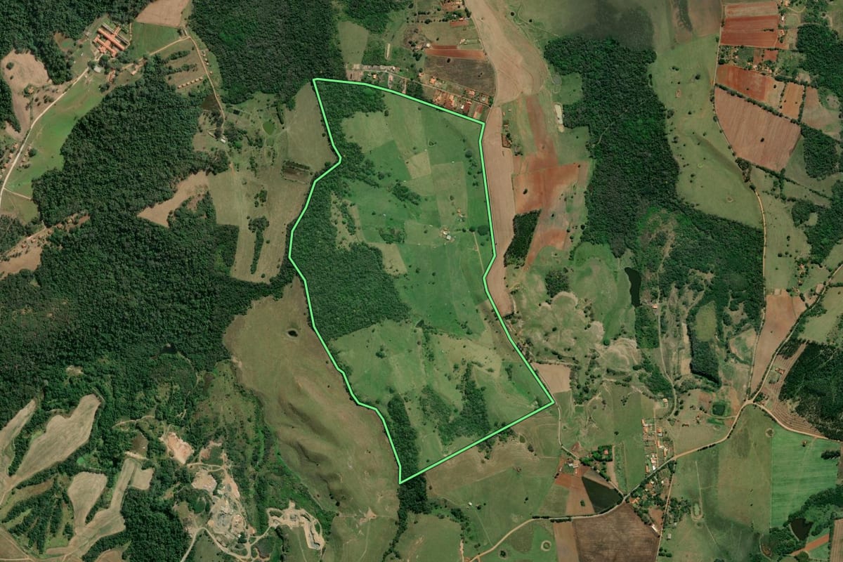 Imagem de satélite do imóvel rural em Itapetininga (SP), com o contorno declarado no CAR desenhado por cima.