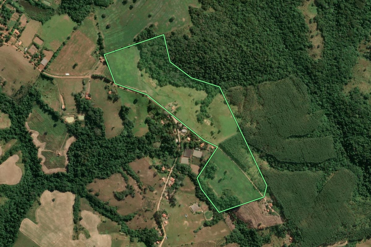 Imagem de satélite do imóvel rural em Itapetininga (SP), com o contorno declarado no CAR desenhado por cima.