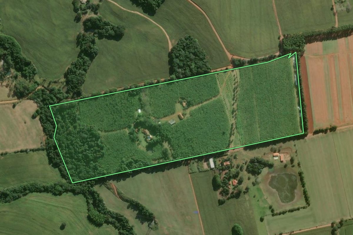 Imagem de satélite do imóvel rural em Itapetininga (SP), com o contorno declarado no CAR desenhado por cima.