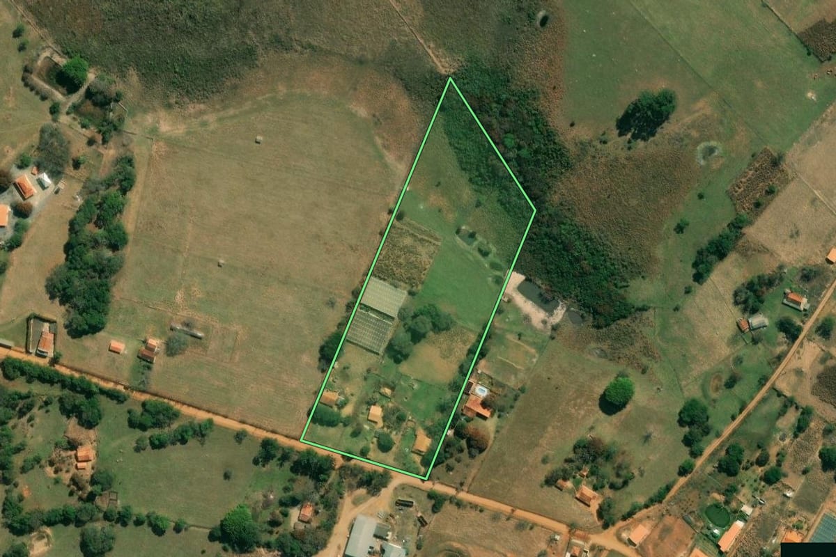 Imagem de satélite do imóvel rural em Itapetininga (SP), com o contorno declarado no CAR desenhado por cima.