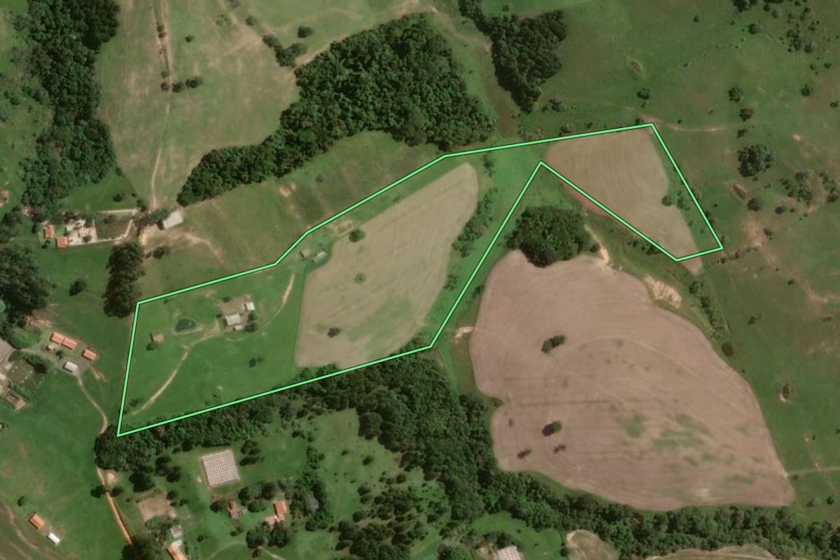 Imagem de satélite do imóvel rural em Itapetininga (SP), com o contorno declarado no CAR desenhado por cima.