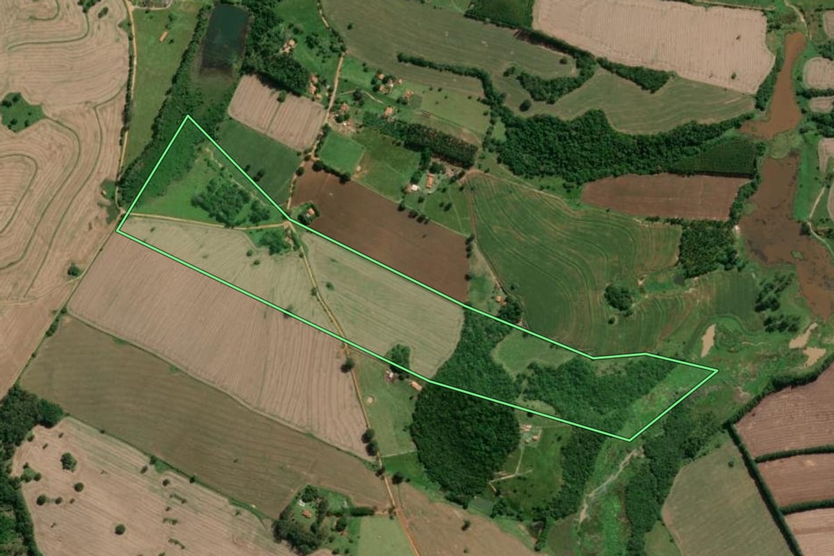 Imagem de satélite do imóvel rural em Itapetininga (SP), com o contorno declarado no CAR desenhado por cima.