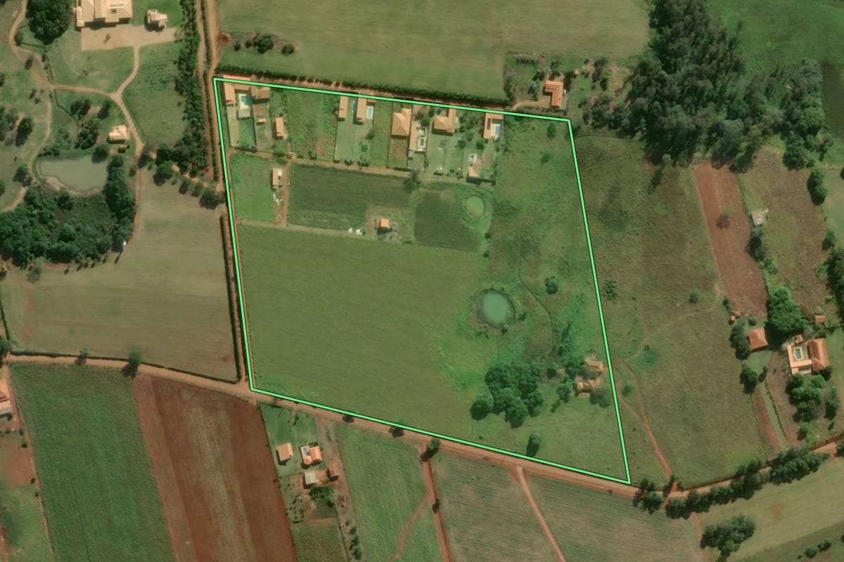 Imagem de satélite do imóvel rural em Itapetininga (SP), com o contorno declarado no CAR desenhado por cima.