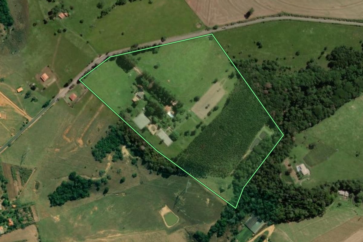 Imagem de satélite do imóvel rural em Itapetininga (SP), com o contorno declarado no CAR desenhado por cima.