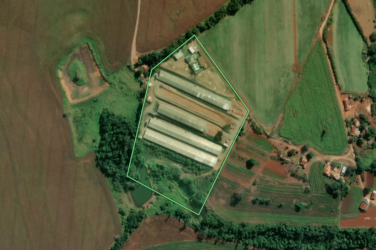 Imagem de satélite do imóvel rural em Itapetininga (SP), com o contorno declarado no CAR desenhado por cima.