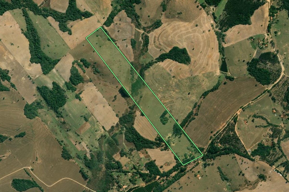 Imagem de satélite do imóvel rural em Itapetininga (SP), com o contorno declarado no CAR desenhado por cima.