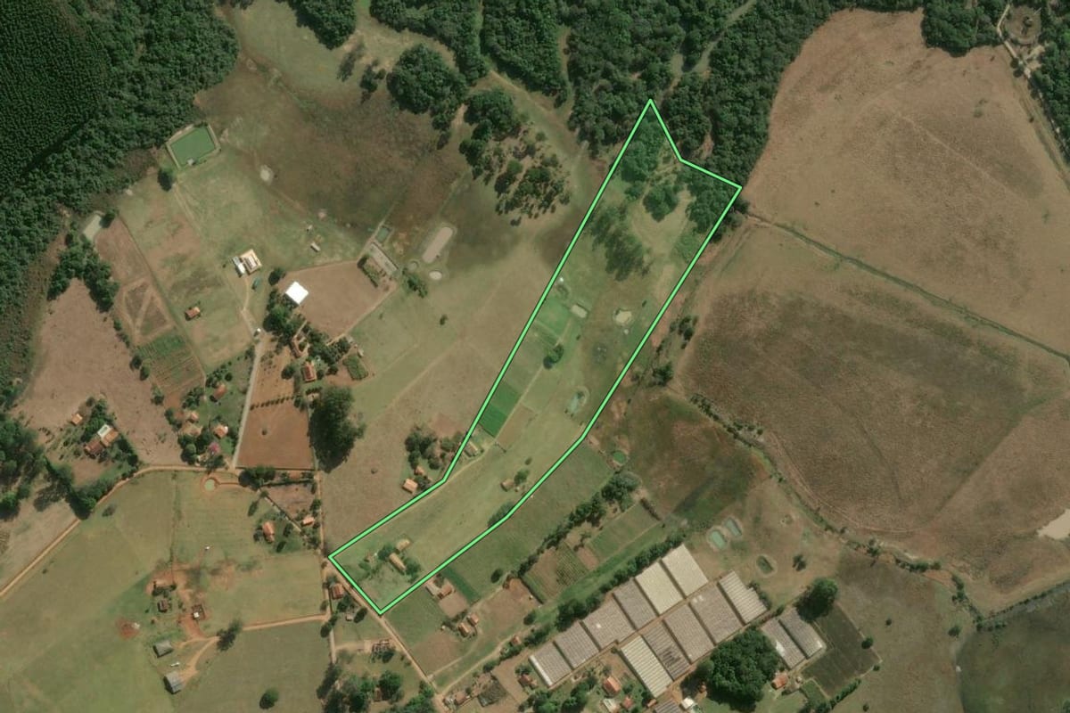 Imagem de satélite do imóvel rural em Itapetininga (SP), com o contorno declarado no CAR desenhado por cima.
