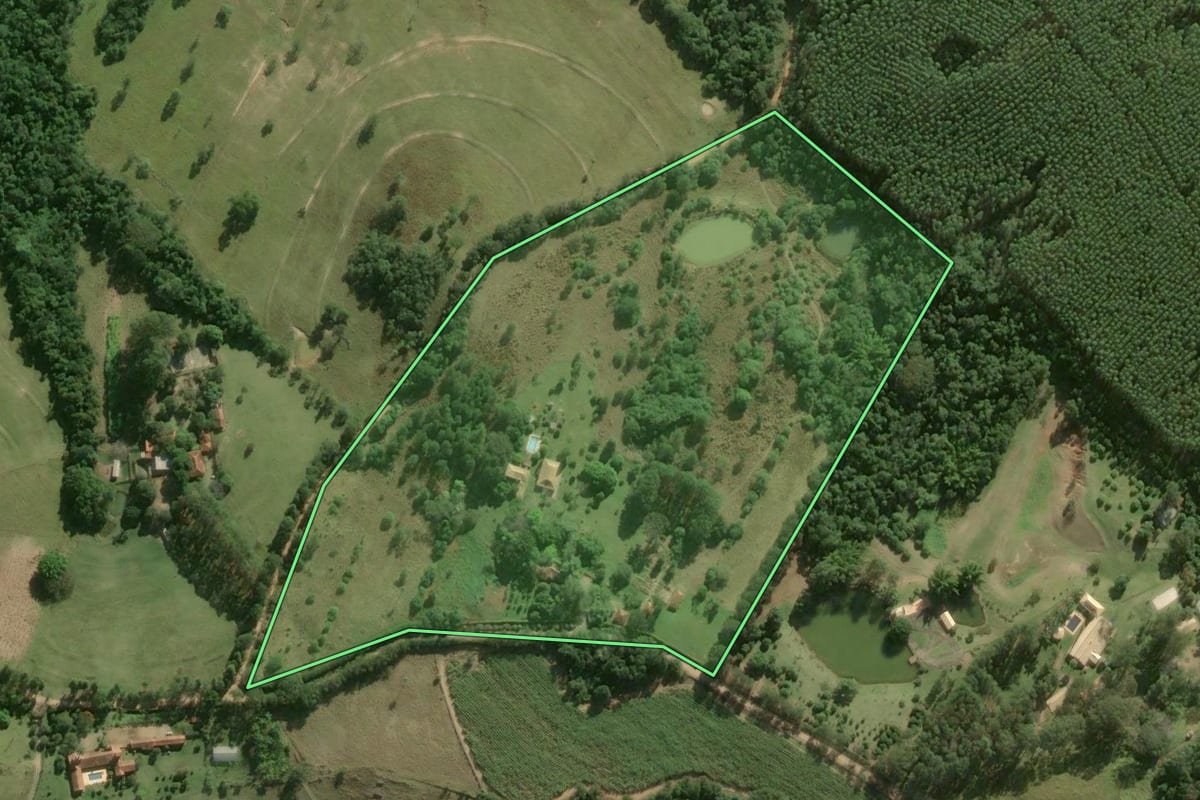 Imagem de satélite do imóvel rural em Tatuí (SP), com o contorno declarado no CAR desenhado por cima.