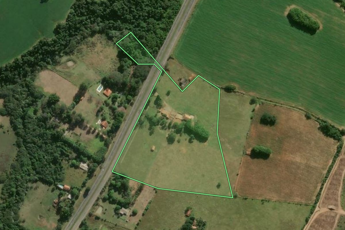 Imagem de satélite do imóvel rural em Itapetininga (SP), com o contorno declarado no CAR desenhado por cima.