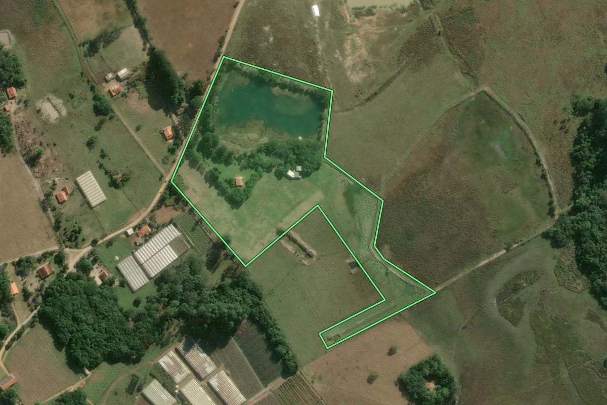 Imagem de satélite do imóvel rural em Itapetininga (SP), com o contorno declarado no CAR desenhado por cima.