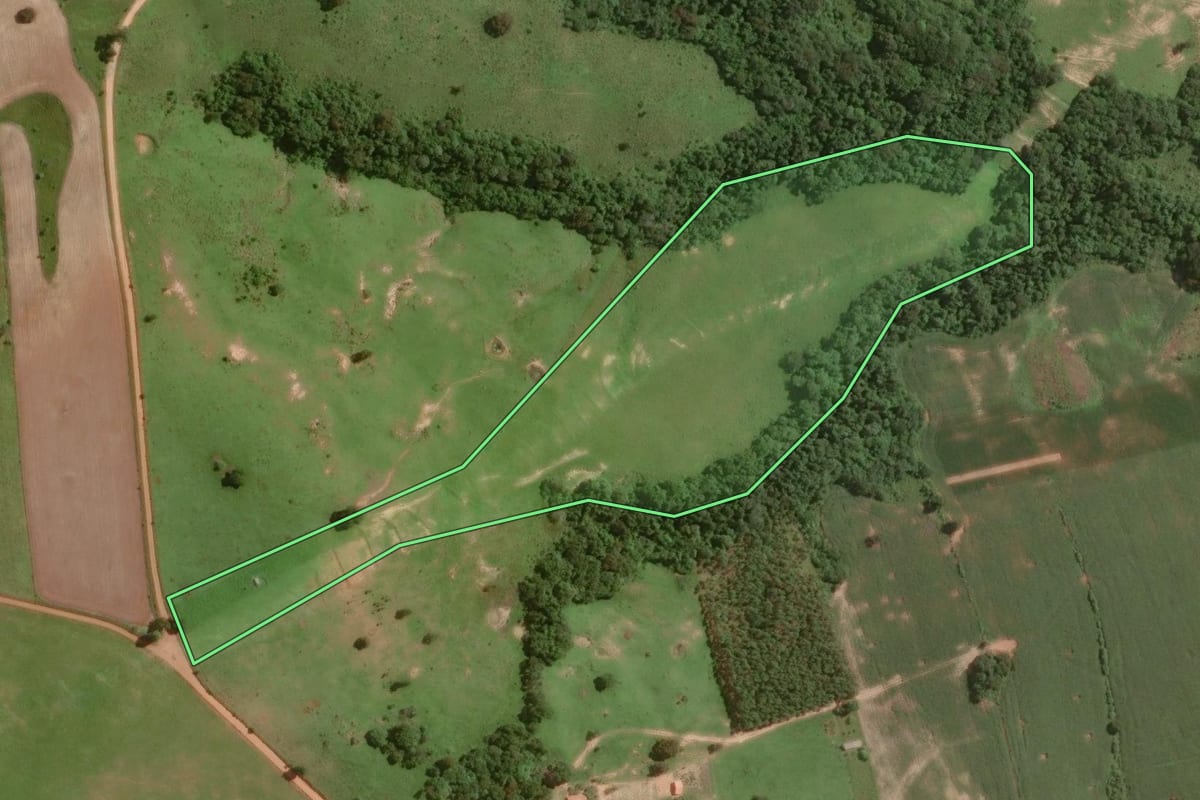 Imagem de satélite do imóvel rural em Itapetininga (SP), com o contorno declarado no CAR desenhado por cima.