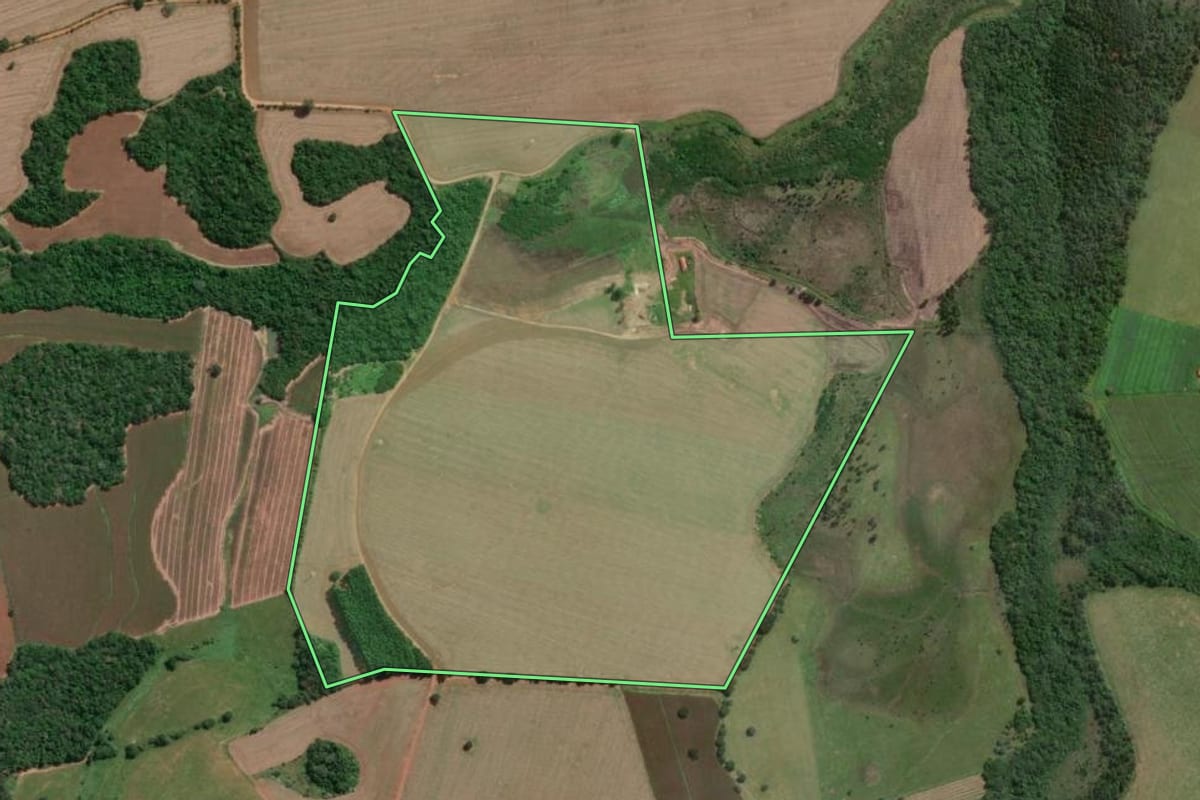 Imagem de satélite do imóvel rural em Itapetininga (SP), com o contorno declarado no CAR desenhado por cima.