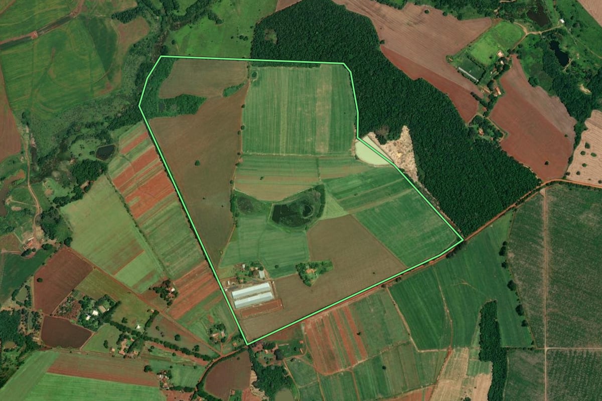 Imagem de satélite do imóvel rural em Itapetininga (SP), com o contorno declarado no CAR desenhado por cima.
