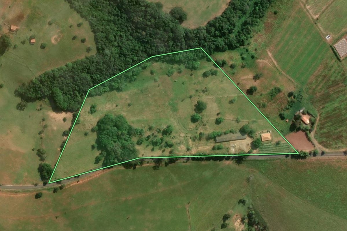 Imagem de satélite do imóvel rural em Itapetininga (SP), com o contorno declarado no CAR desenhado por cima.
