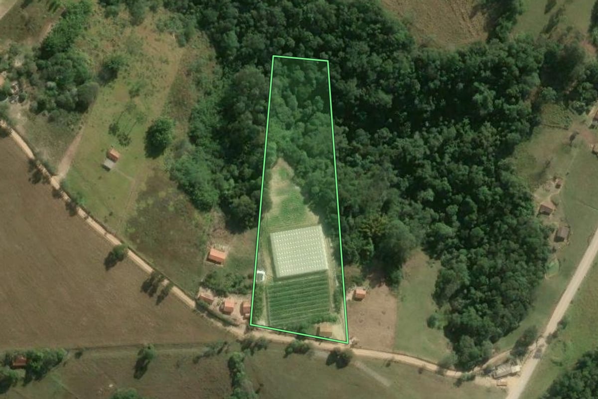 Imagem de satélite do imóvel rural em Itapetininga (SP), com o contorno declarado no CAR desenhado por cima.